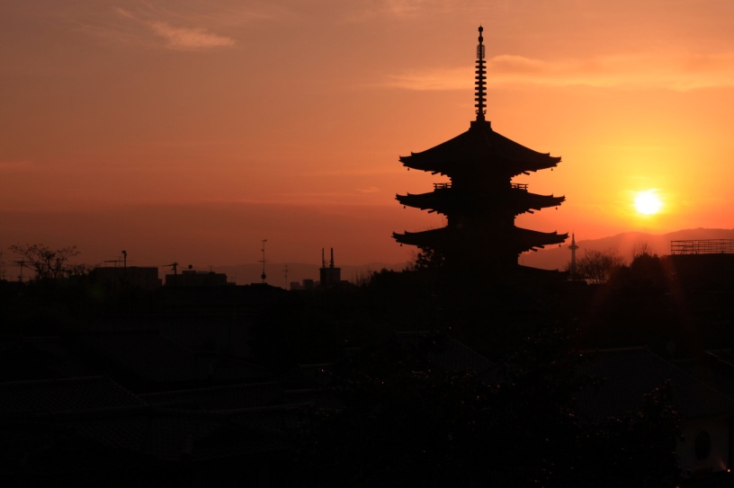 夕暮れの八坂の塔