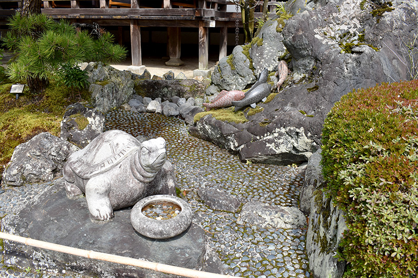 お酒の神様を祀る「松尾大社」。境内の見どころや注目ポイントをチェック！｜そうだ 京都、行こう。