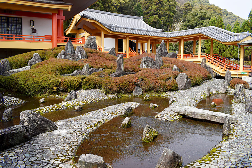 お酒の神様を祀る「松尾大社」。境内の見どころや注目ポイントを