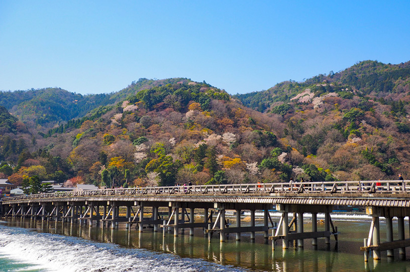 嵐山 渡月橋の北側（右側）が大堰（おおい）川。その奥は保津峡に繋がります。