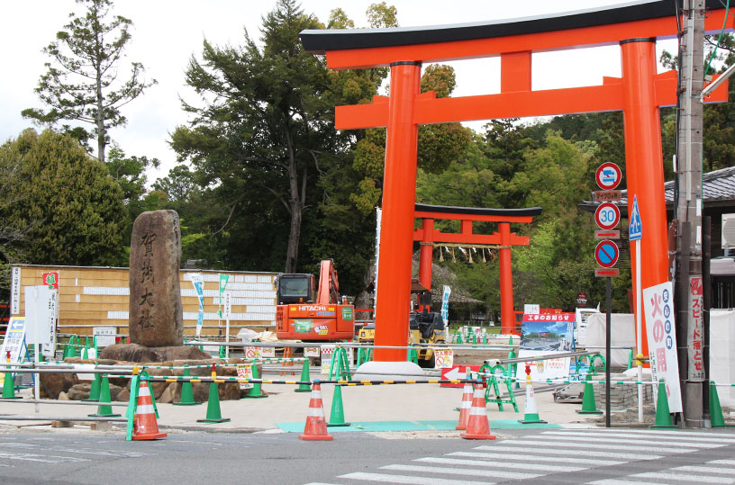 手前が大鳥居です。付近は現在も工事中（撮影日：2021年4月14日）