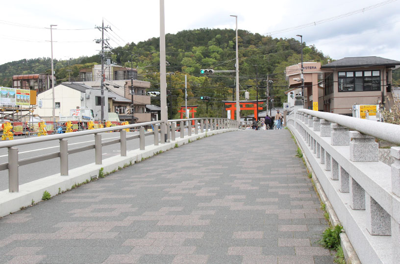 御薗橋から見た風景、大鳥居が正面に見えます