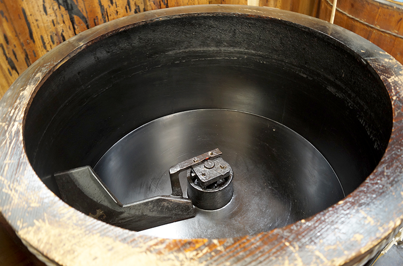 クロメ鉢。ナヤシ（撹拌作業）の工程を経た生漆に熱をかけ、余計な水分を飛ばす機械。「クロメ」「ナヤシ」など、漆用語は独特です･･･