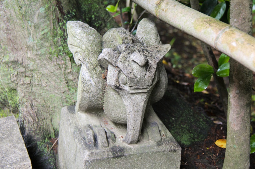 玄関脇には、東京帝大時代の師・伊東忠太の石像が。