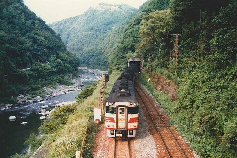 旧山陰本線を走る列車（1987年撮影）