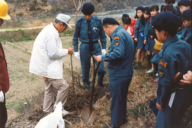 平成4年（1992）には、桜守・佐野藤右衛門さんの協力により桜を植樹。現在につながる美しい風景が生み出されました。