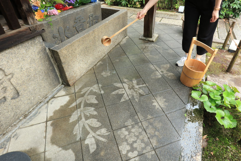 東福寺 勝林寺で、水をかけてみました♪