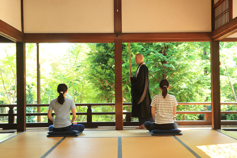 坐禅体験（要予約）も人気です。詳細は公式ホームページにてご確認ください。