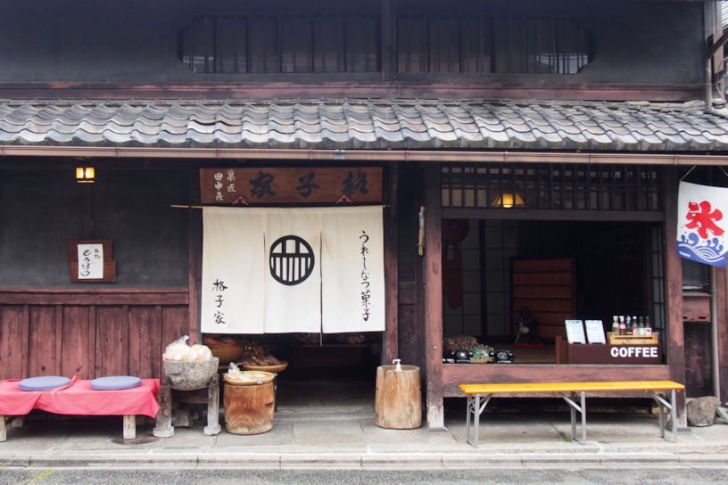 昔ながらの外観が目印。夏はかき氷も販売されています。