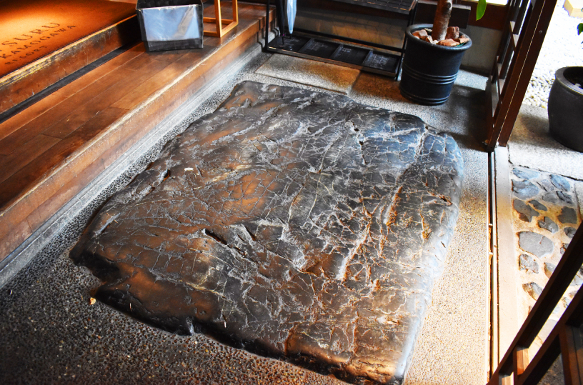玄関前の沓脱石（くつぬぎいし）は、滋賀県・瀬田川産の真黒石。現在は採取禁止の貴重な石。