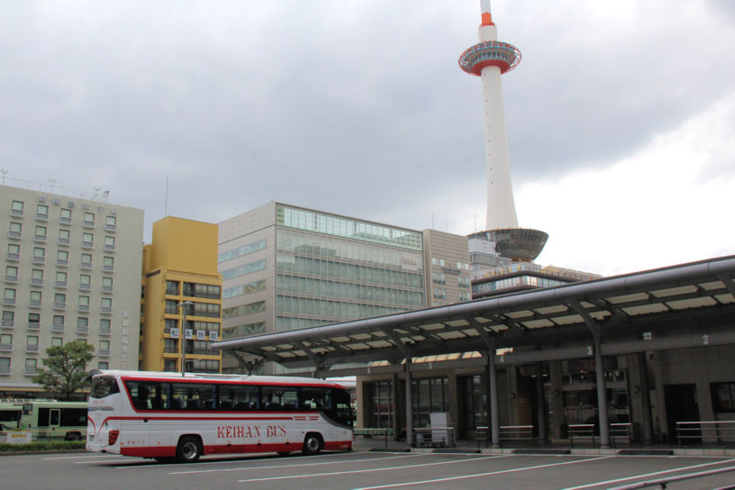 出発はJR京都駅烏丸口「定期観光バスのりば」から。白地に赤いラインが目印の京阪バスに乗車します。