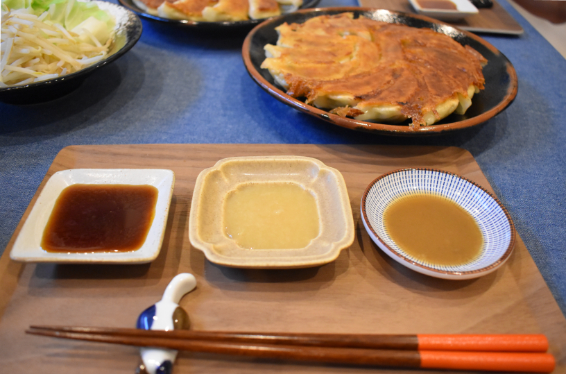 タレは酢醤油（左）＆酢コショウ（右）付き。オリジナルの「餃子醤（ぎょうざじゃん）」（中央、30円）は、生姜ベース。有料ですが癖になる味わいなので、ぜひ試してみて。