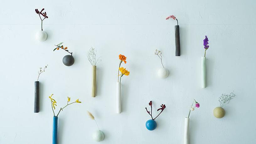 ©竹村麻紀子<br/>
TUKU／壁に掛けるタイプの小さな花器。ピン・ドライフラワー付きなので、贈り物にもおすすめ。