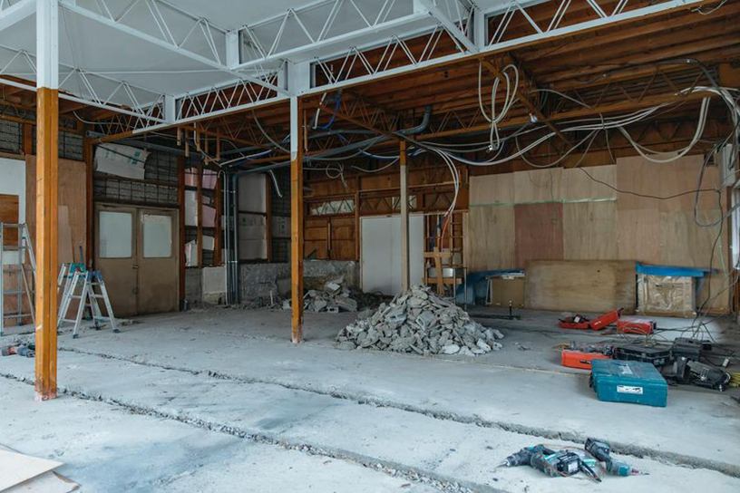 ©中島光行<br/>
改装中の工房。壁も床も剥がし、スケルトン状態です。