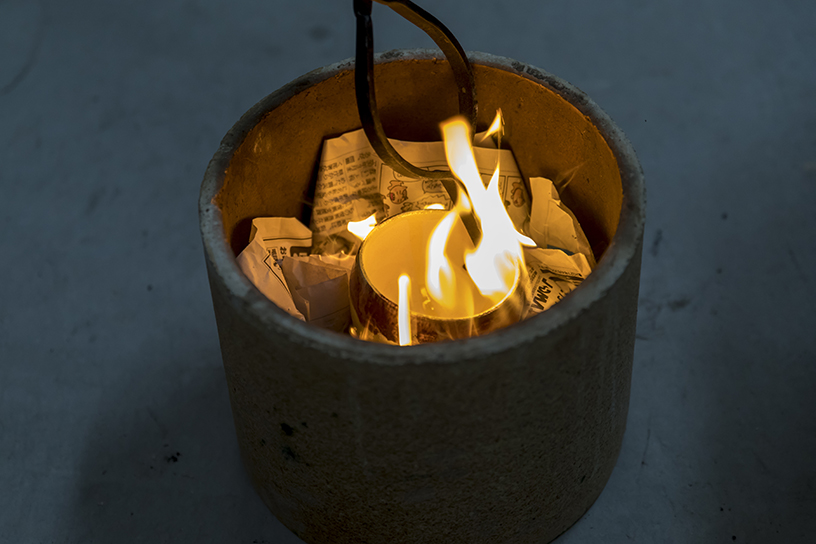 ©中島光行<br/>
器を窯から取り出し新聞紙の上に置くと一気に炎が！