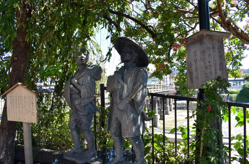 三条大橋西詰の南側には、『東海道中膝栗毛』でおなじみの弥次喜多像が。