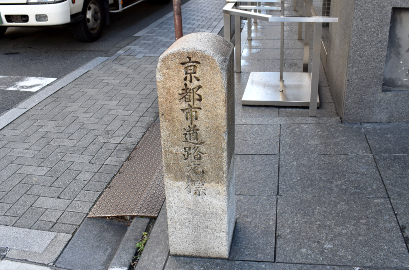 京都銀行前にポツンとあります。