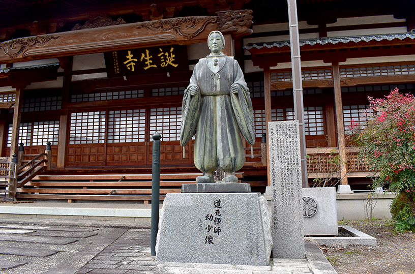 道元禅師生誕800年を記念して平成12年（2000）に幼少像が建てられました
