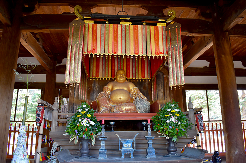 萬福寺の布袋尊。布袋さんは、中国では弥勒菩薩の化身とされています。