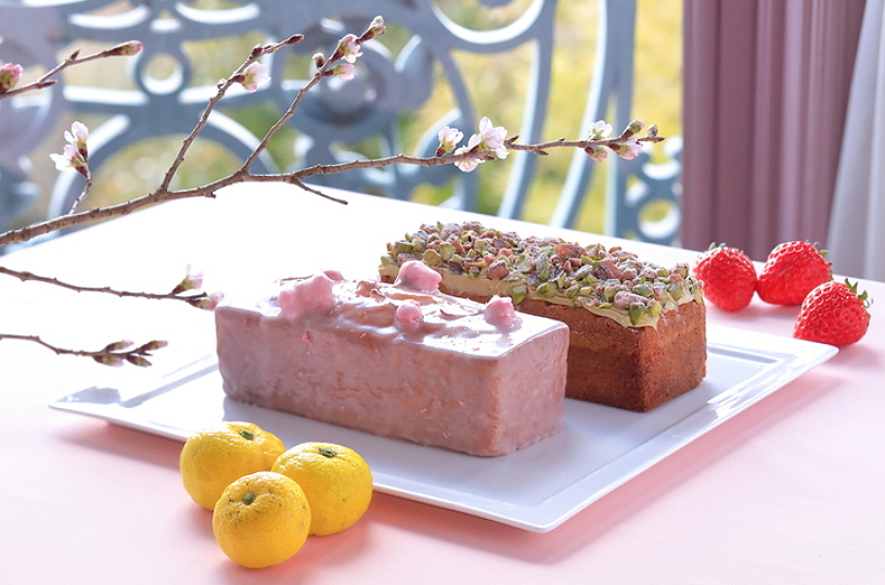 パウンドケーキ 桜 2,800円、パウンドケーキ ピスタチオ 3,000円 （どちらも2022年2月26日～4月上旬販売予定）