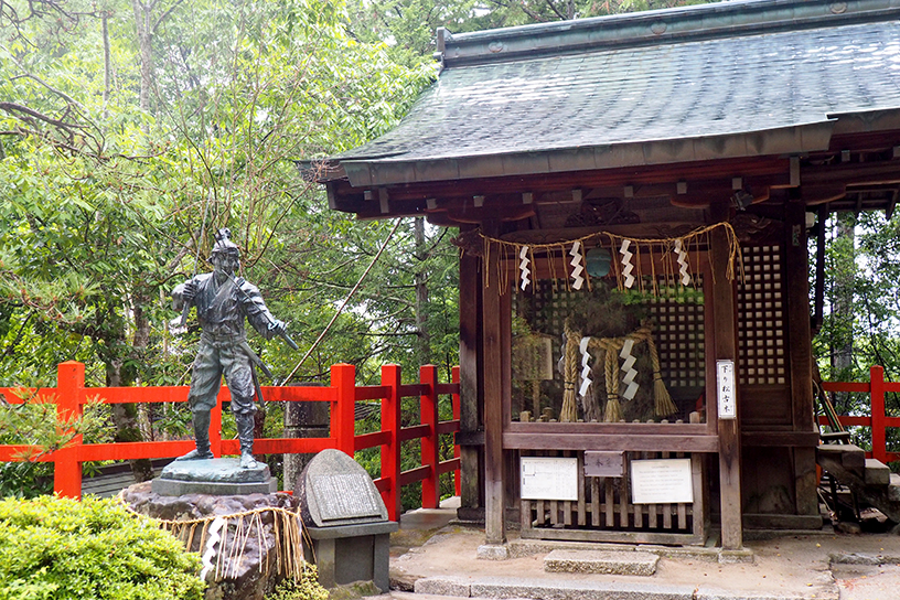 宮本武蔵像と古木「下り松」