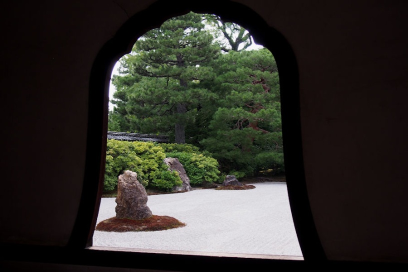 花頭窓から望む大雄苑。