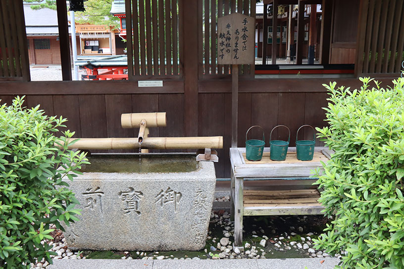 清めの社の近くにあるこちらで水を汲み･･･