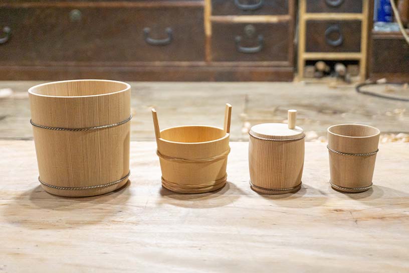 ぐい呑み、七味入れ・・・ 形を変えて身近になった現代の桶を「桶屋