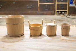 ぐい呑み、七味入れ・・・ 形を変えて身近になった現代の桶を「桶屋