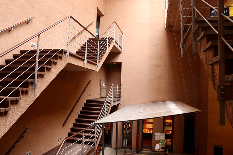 展示室を結ぶ階段