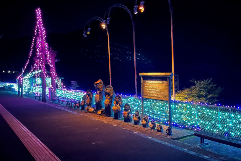 「トロッコ保津峡駅」のイルミネーション。昨年とライティングが変わり、タヌキさんも楽しそう♪