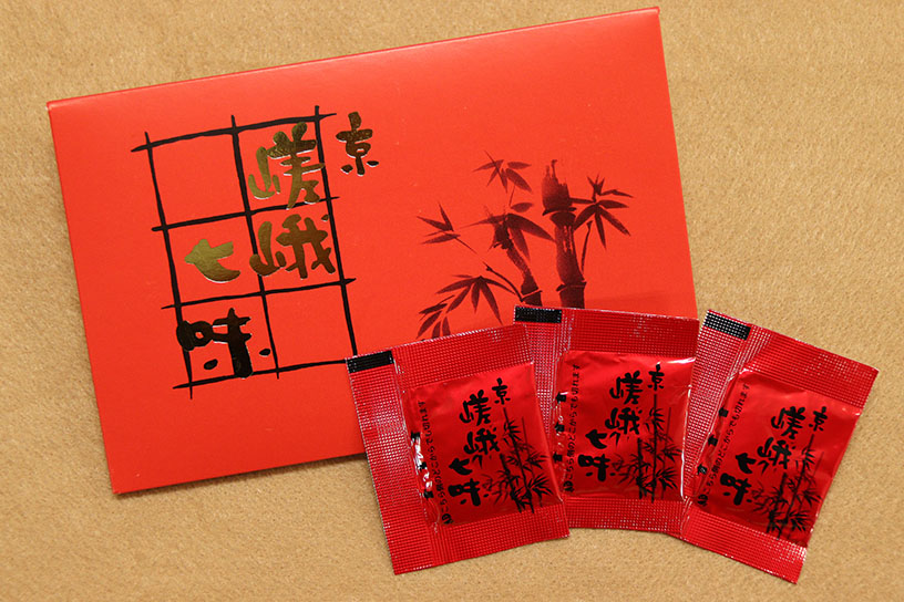 特典の「嵯峨七味（0.4g×10袋入り）」
