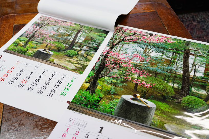 紙版の「坪庭カレンダー」と比べると、フィルム印刷の美しさが歴然！