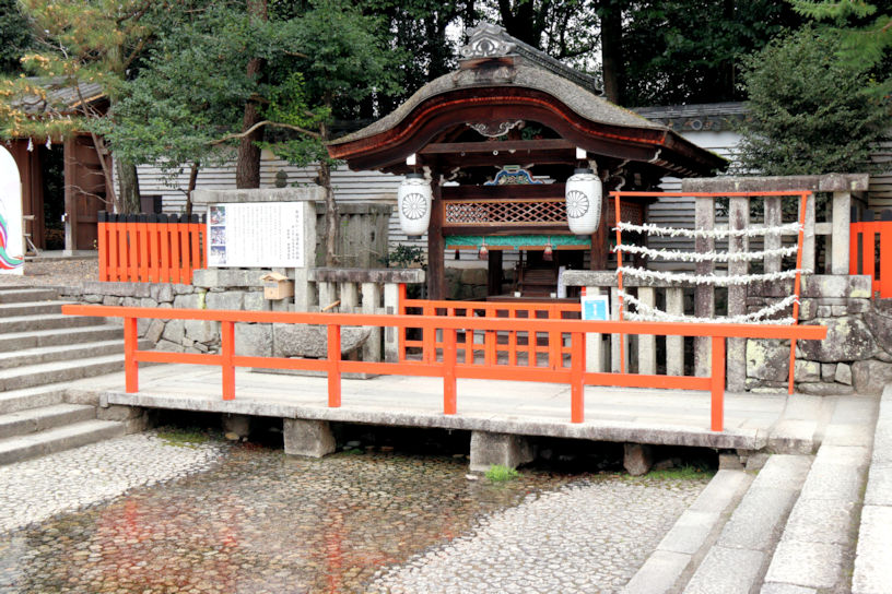 御手洗社前にあるのが御手洗池です