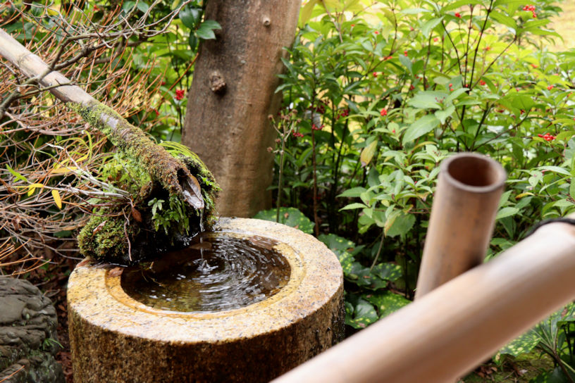 竹筒に耳を傾けると、水琴窟の音色が聞こえます♪