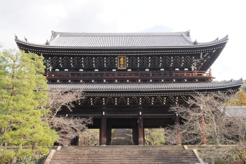 徳川秀忠によって建立された三門（国宝）