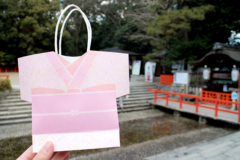 手提げの紙袋は可愛らしい着物型♪