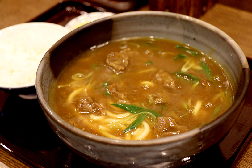 すじカレーうどん 1,050円、白ご飯（小）160円