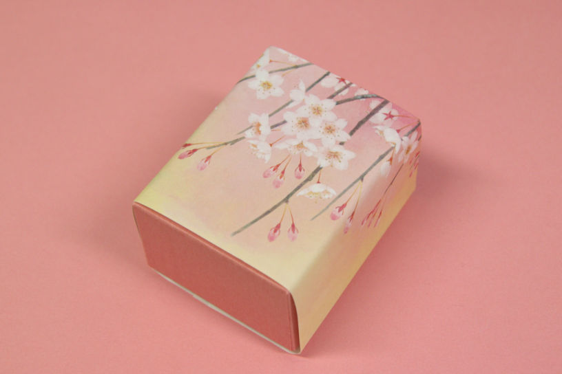 桜の掛け紙は、三輪時子（みわ ときこ）画伯がお店のために特別に描かれたもの