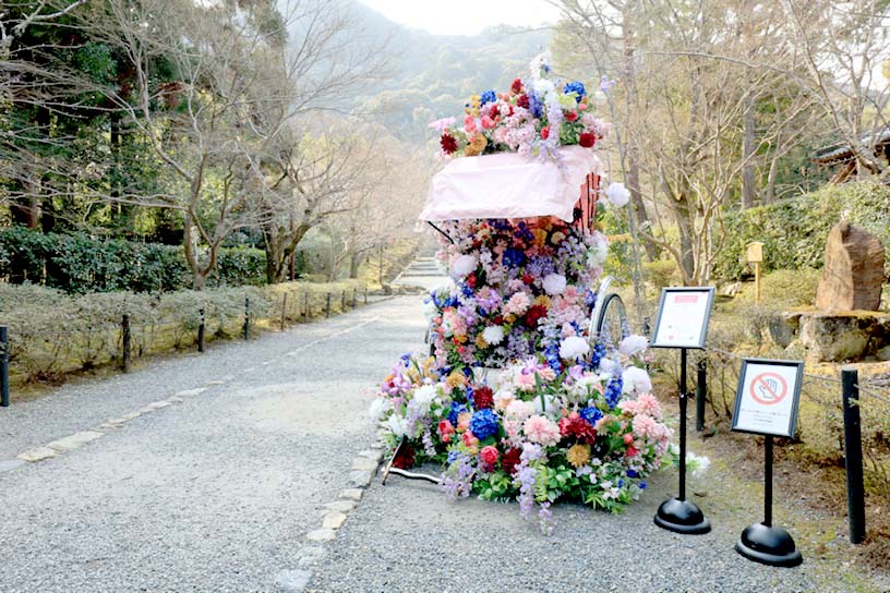 花咲く人力車モニュメント（写真は二尊院のイメージ）