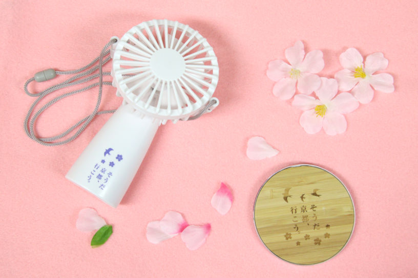 左:オリジナルハンディファン、右:オリジナルワイヤレス充電器※Qi対応機種使用可