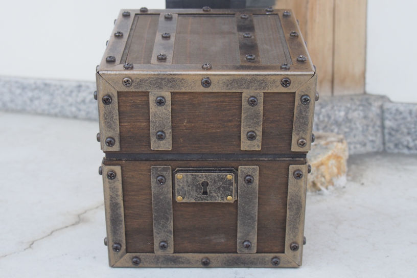 某スポットの重厚感のある宝箱。ふたを開けるとキーワードが・・・