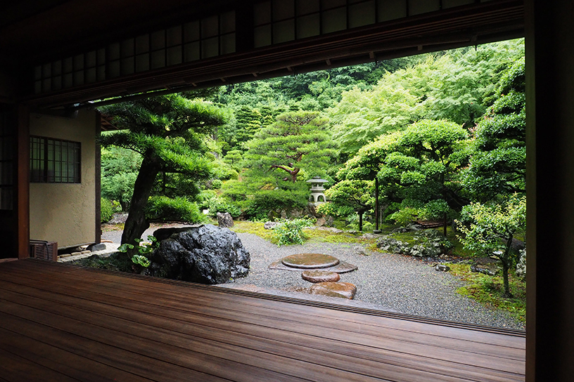 主屋から庭園を眺める。