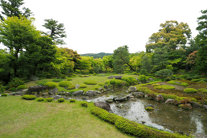 伽藍石（写真２枚目）からの眺め。奥には東山が見えます。