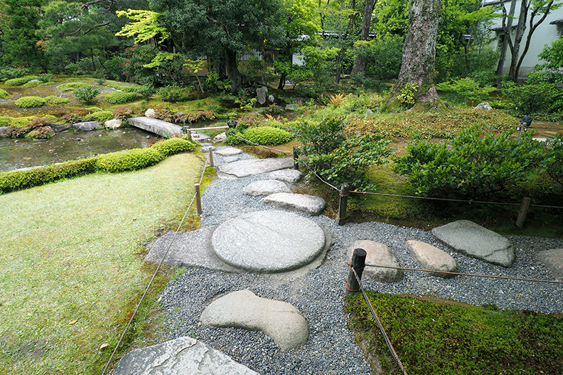 中央の丸い石が伽藍石。視点場となっていて、おすすめのビューポイントです。