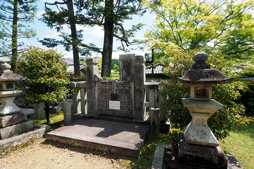 岩倉具視の遺髪が埋葬されている塚、岩倉村瘞髪碑（えいはつひ、遺髪碑）