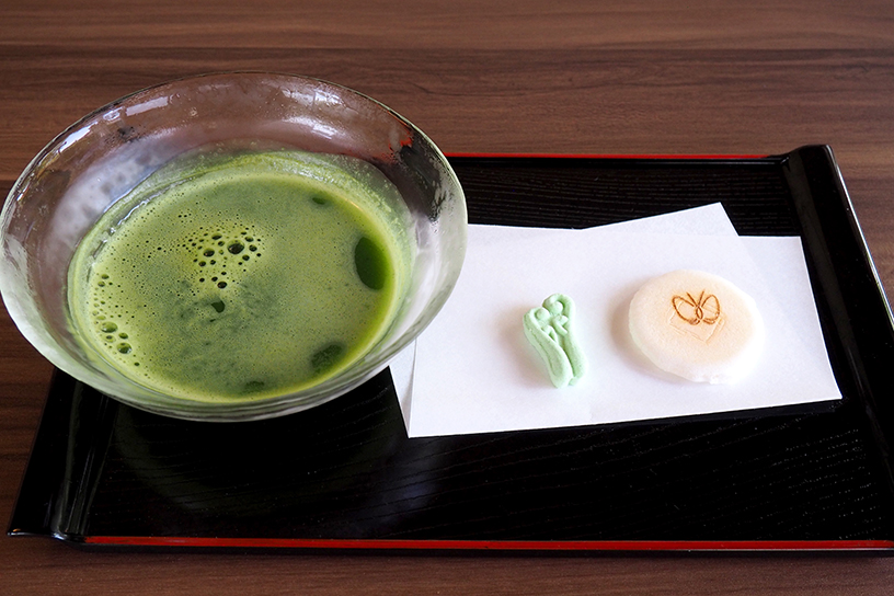 福寿園のお抹茶と季節のお干菓子。これからの季節は冷たいお抹茶がぴったりです。