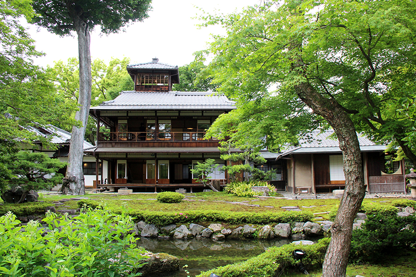 写真中央の建物が主屋。
