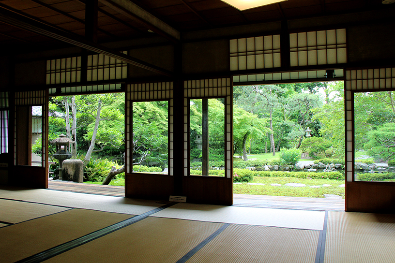 主屋から庭園を眺める。