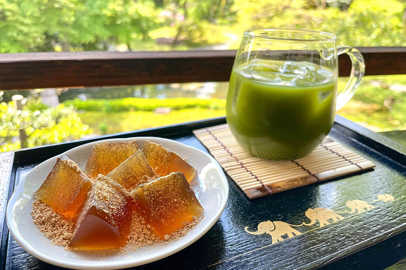 冷やし抹茶と亀屋良長のわらび餅セット 750円。（画像提供：旧三井家下鴨別邸）